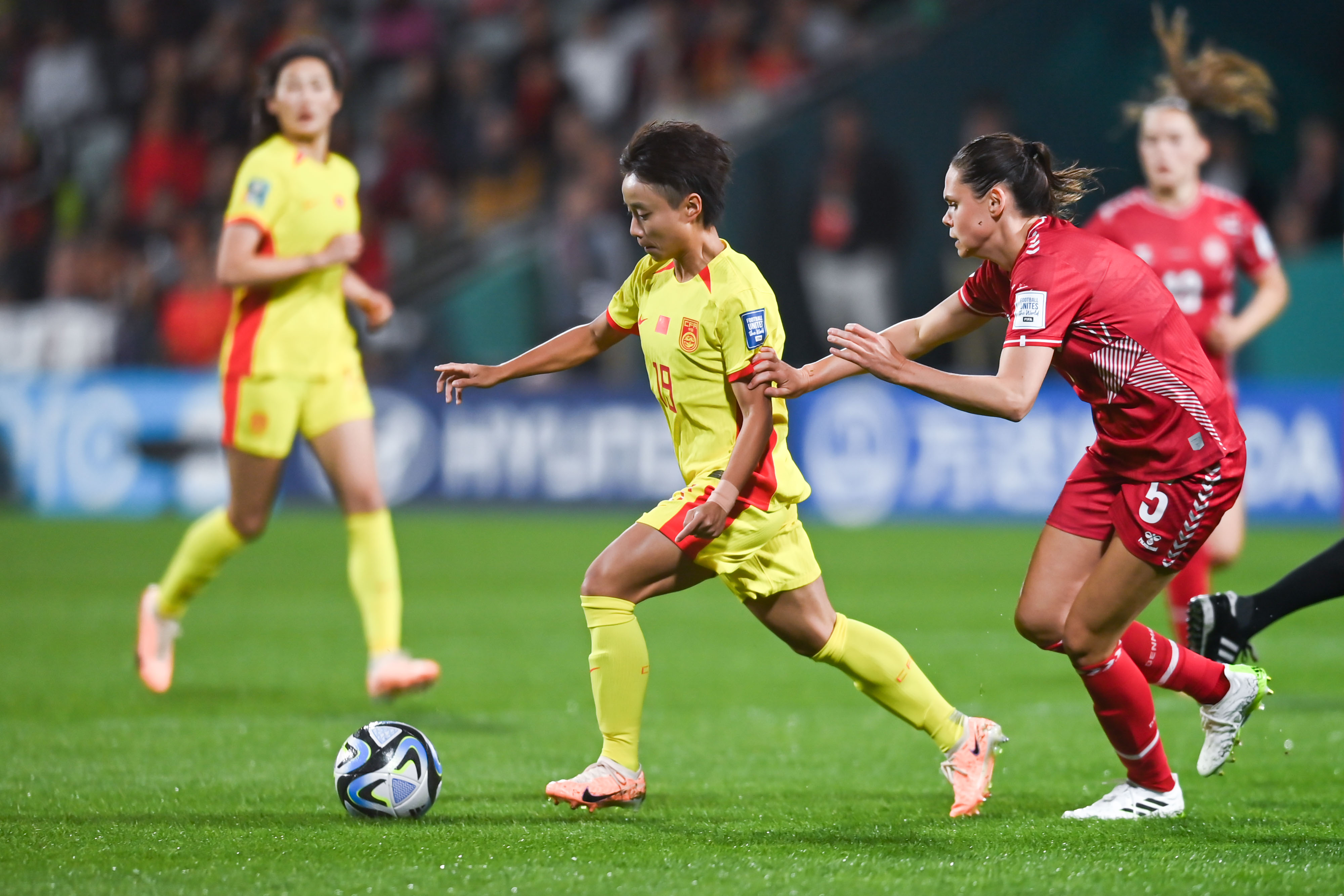 国际女足赛事精彩纷呈，球员们实力抢眼