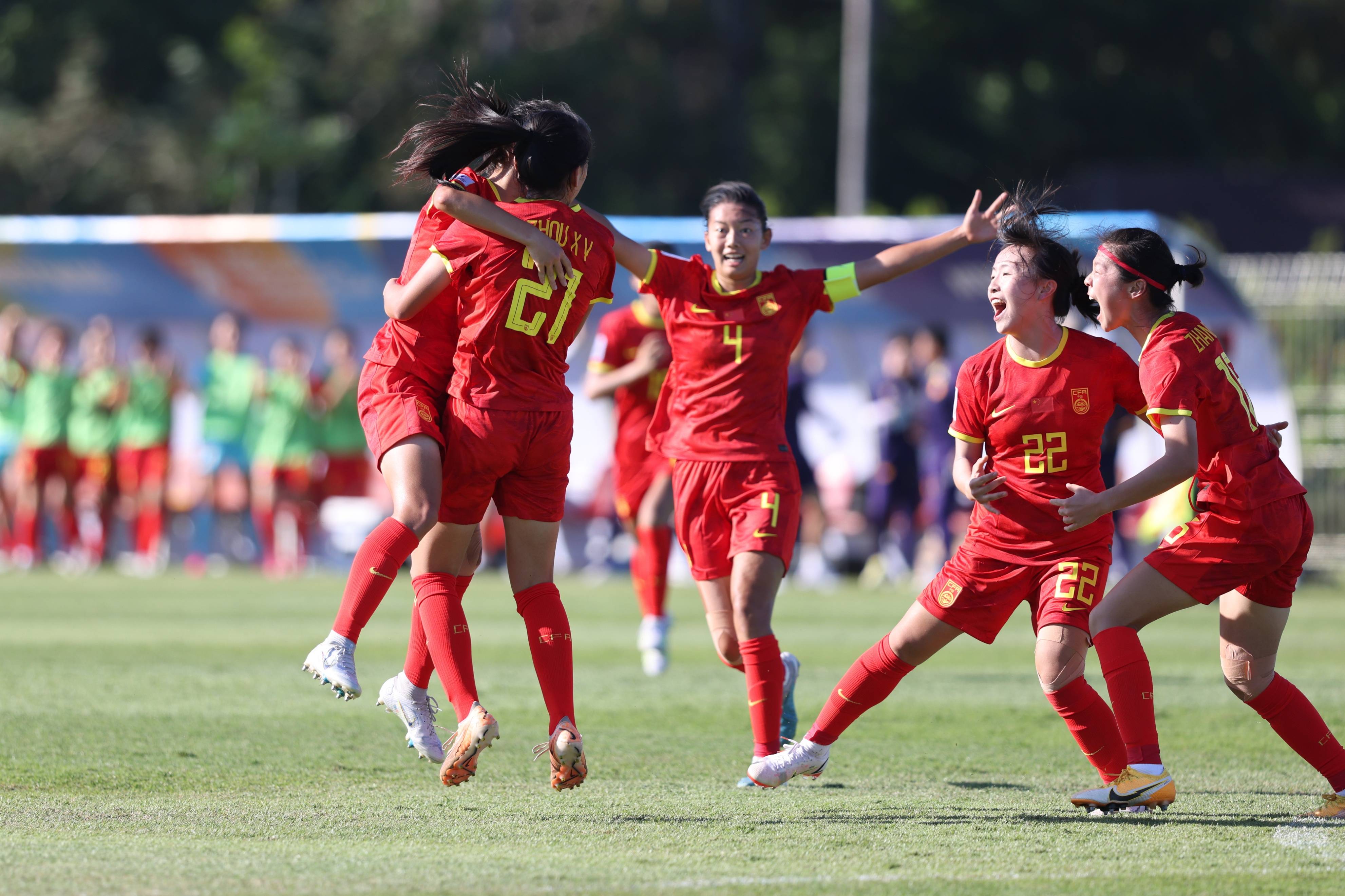 精彩！中国足球女队在比赛中克服重重困难获胜的简单介绍