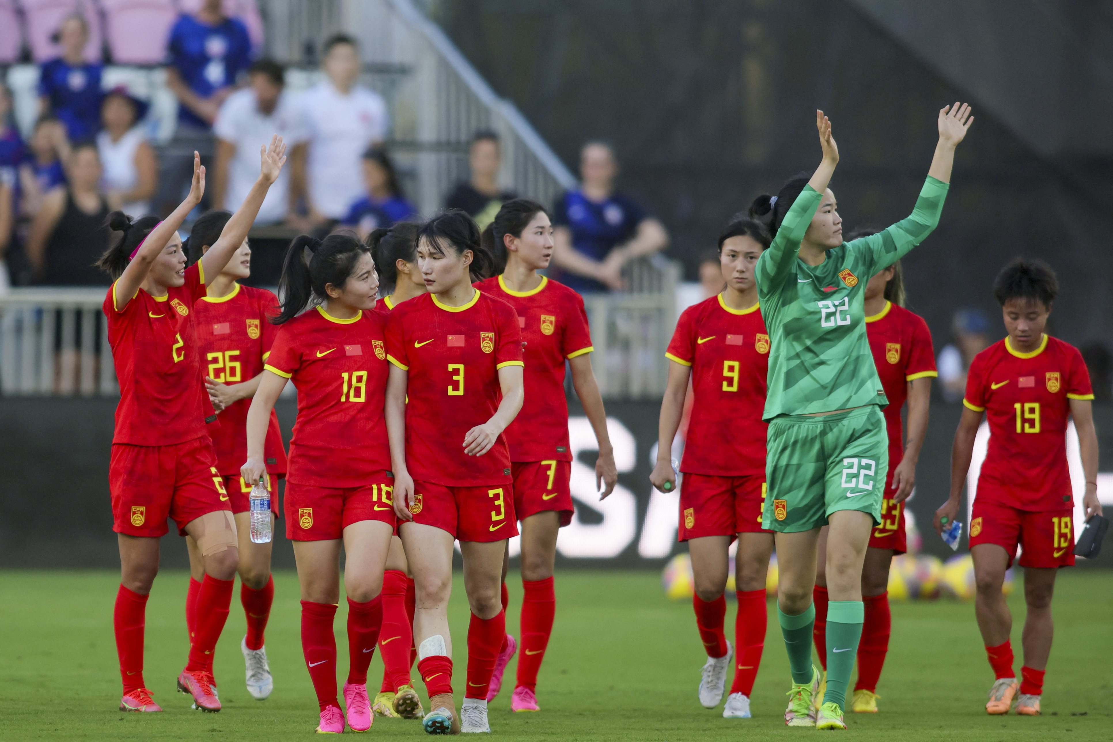 中国女足球员在国际赛场上展现出色大脚战术