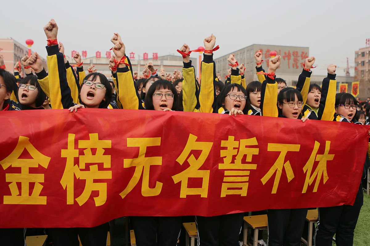 无畏的球员们冲刺向胜利目标，精彩时刻尽显的简单介绍