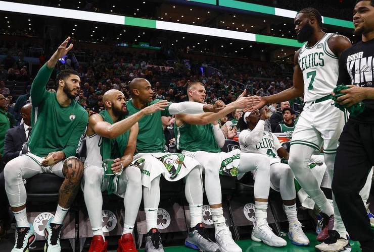 篮网稳守主场，防守大战战胜雄鹿稳居前列