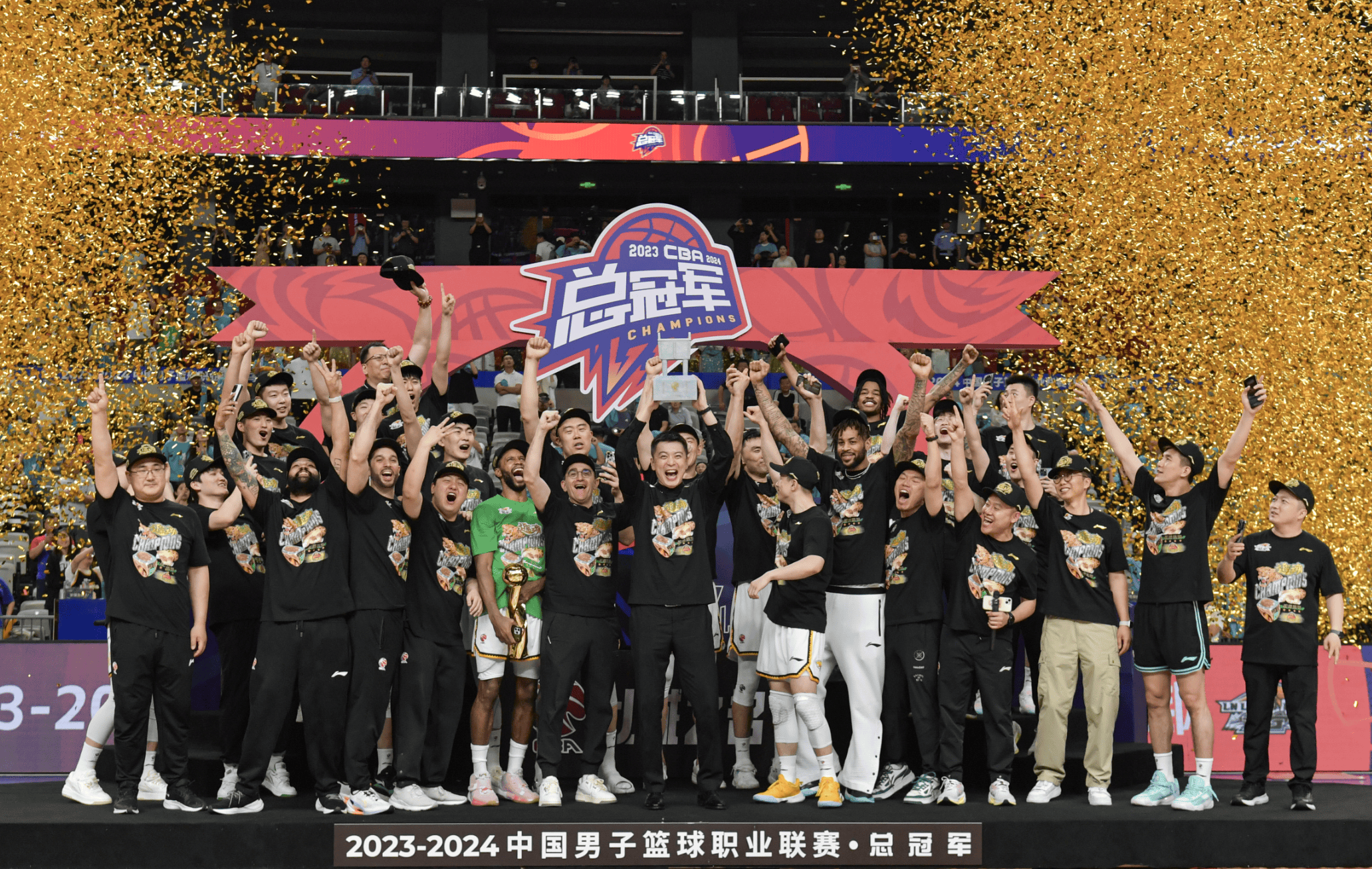 辽宁男篮客场遭遇挑战，不敌新疆队