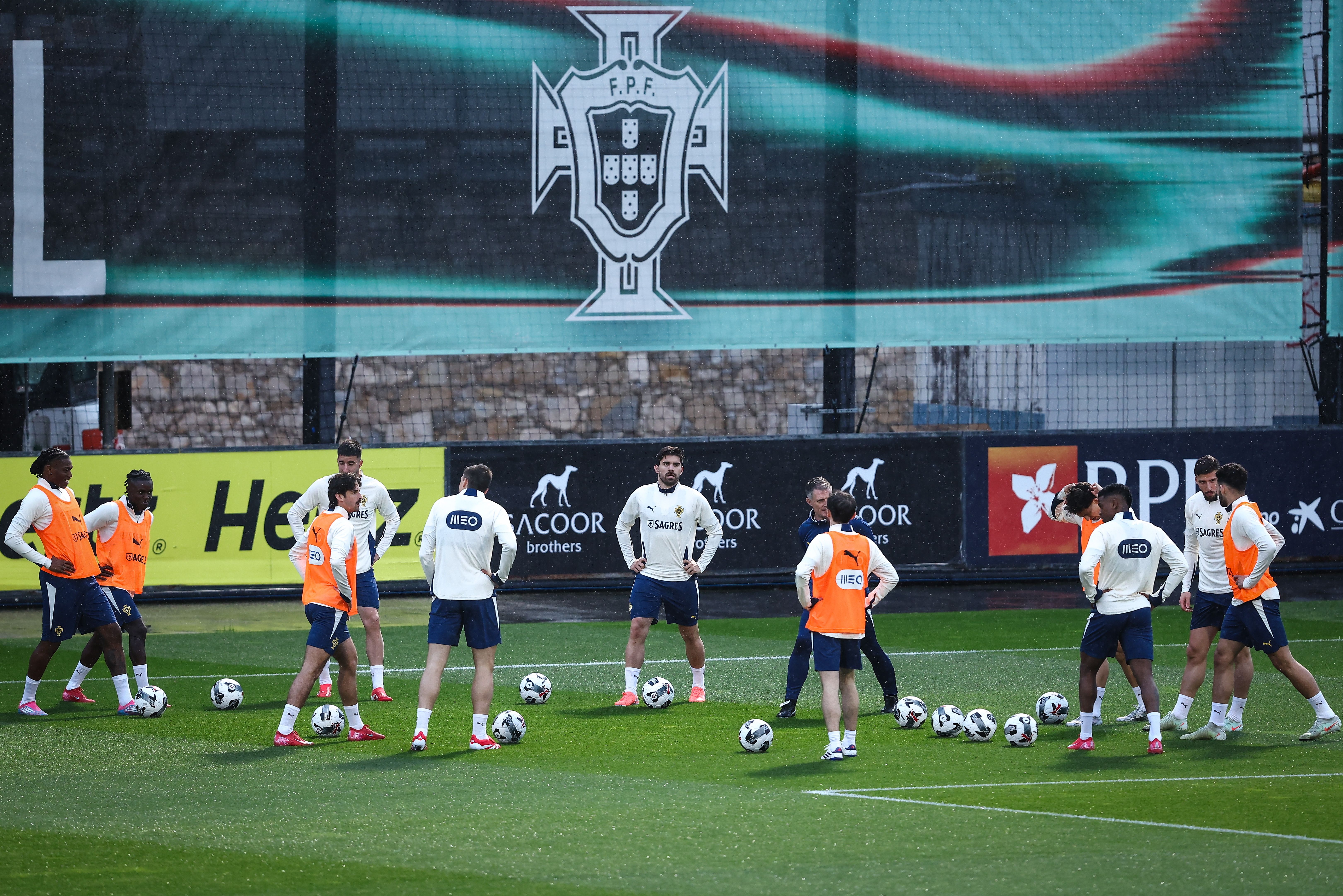 欧国联比赛日程调整，各队备战精锐布阵