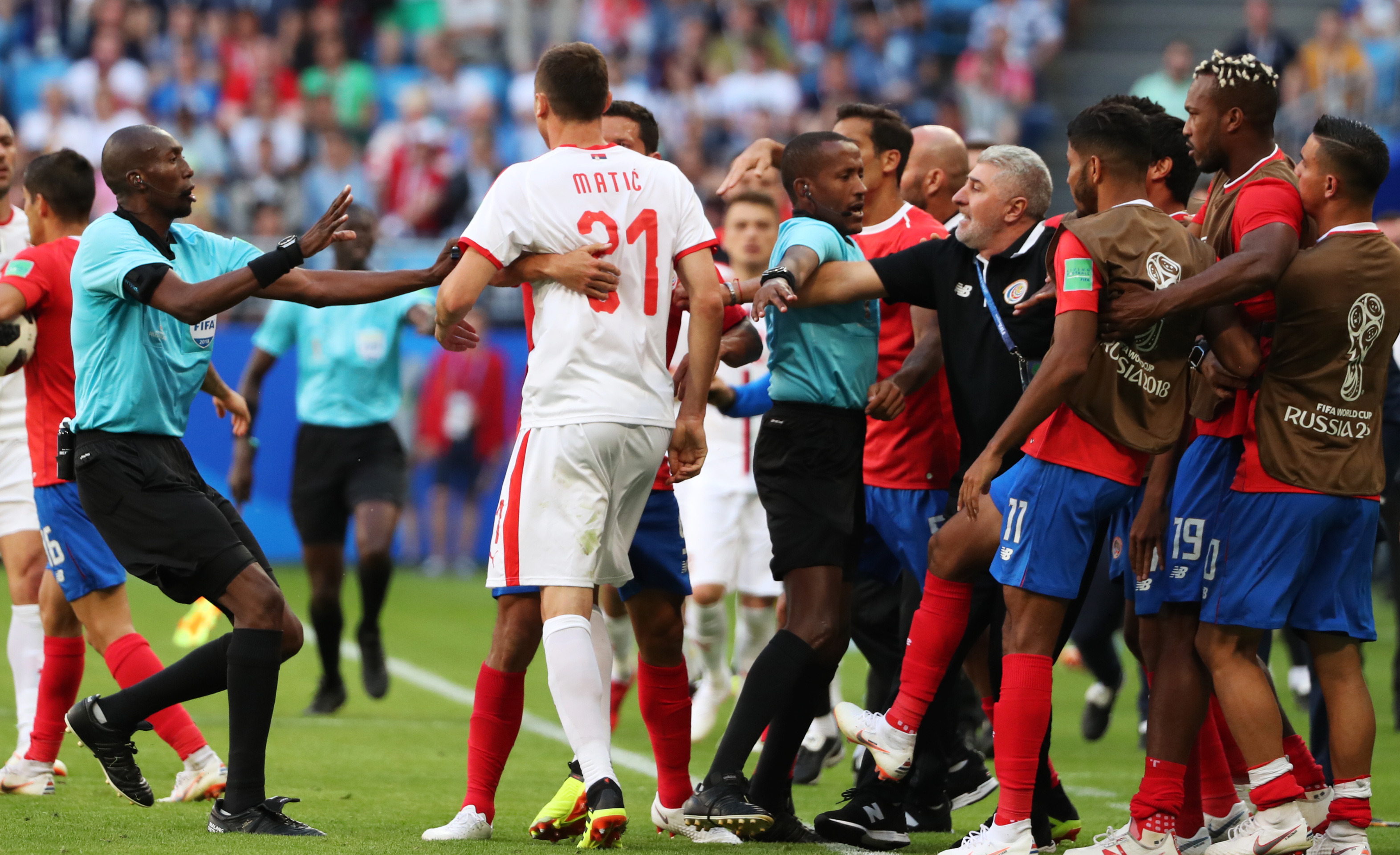 足球对抗赛，球员们技术拼尽全力