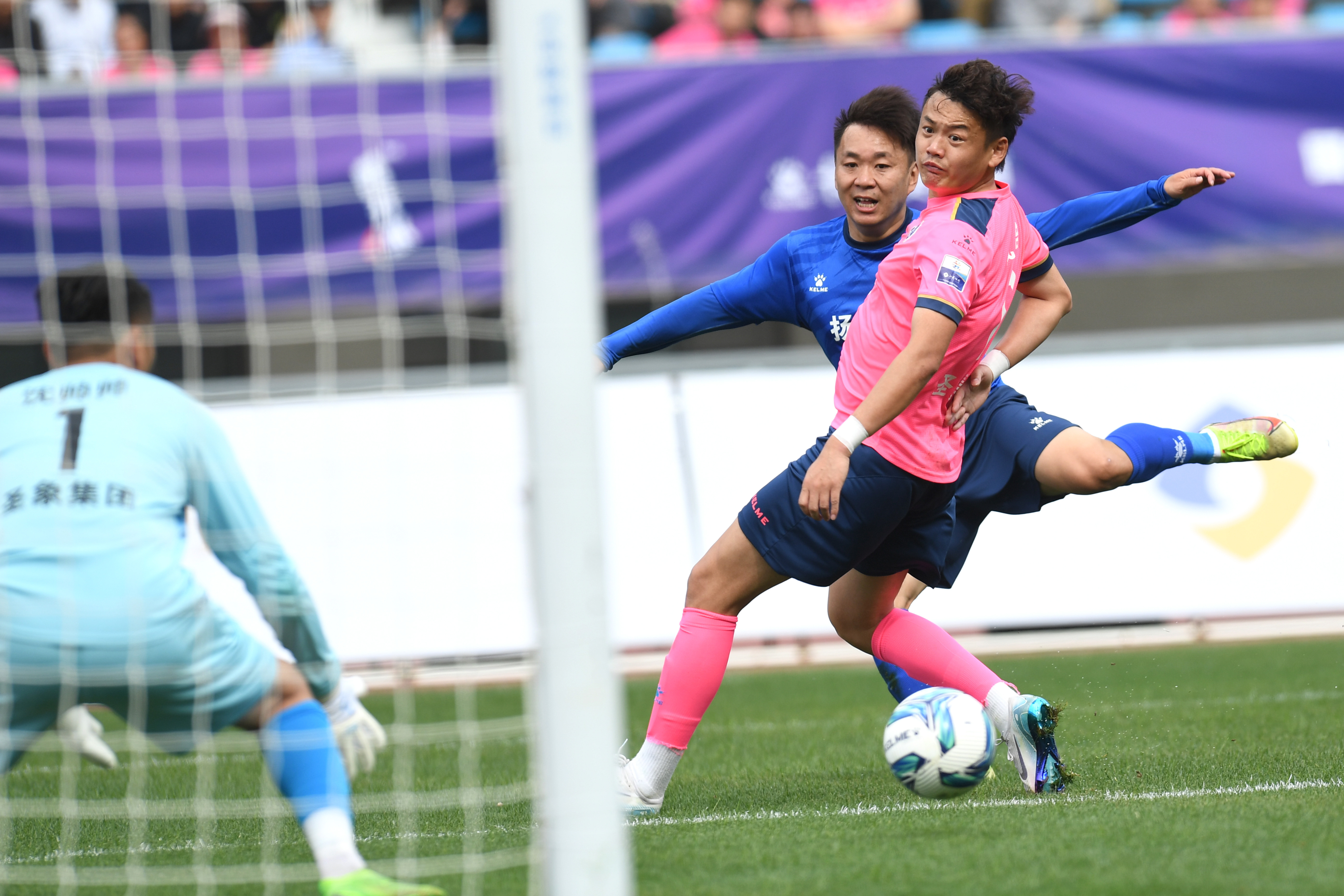 包含球迷热议足球联赛冠军归属，职业联赛格局逐步明晰的词条