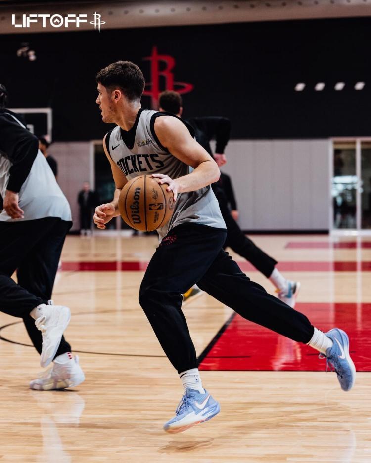 火箭队全队气氛融洽，备战下一场比赛