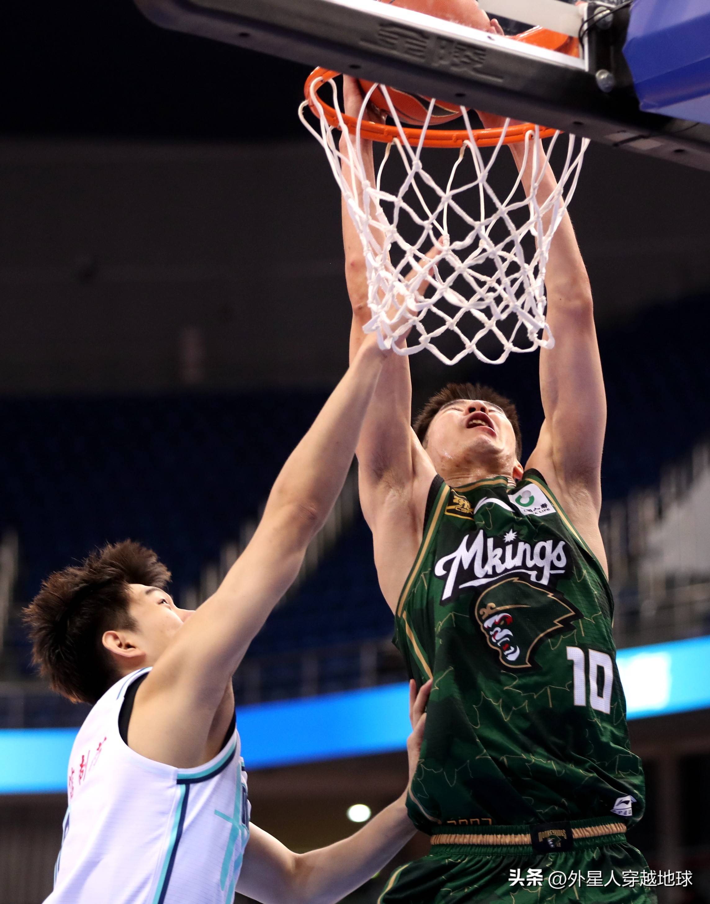 俱乐部篮球赛上演惊心动魄的绝杀一幕